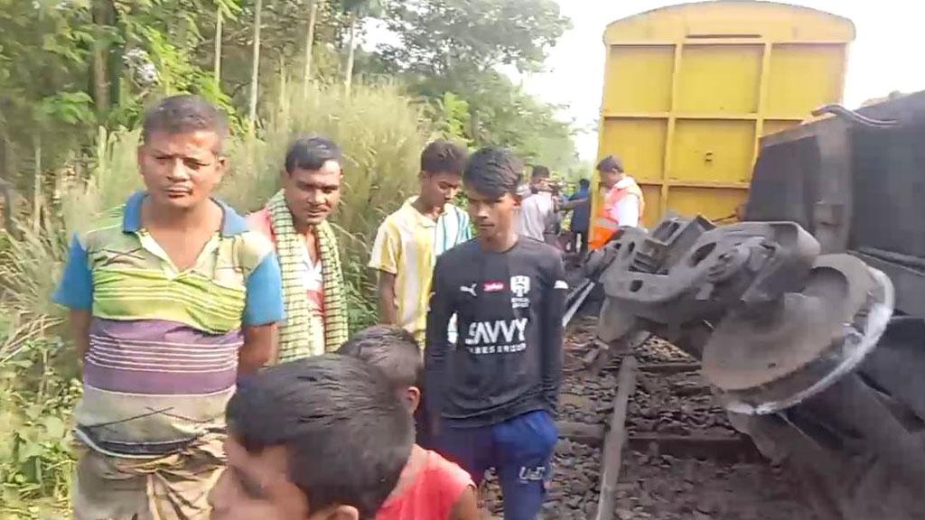 লালপুরে ট্রেন লাইনচ্যুত, উত্তরের সঙ্গে রেল যোগাযোগ বন্ধ