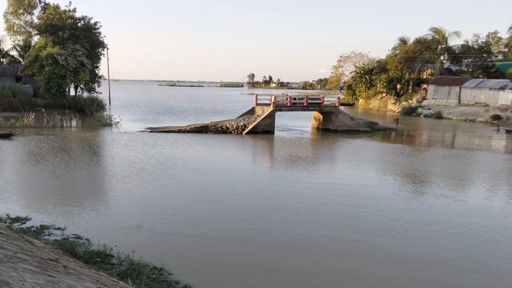 অষ্টগ্রামে সড়কের অভাবে সেতু পরিত্যক্ত