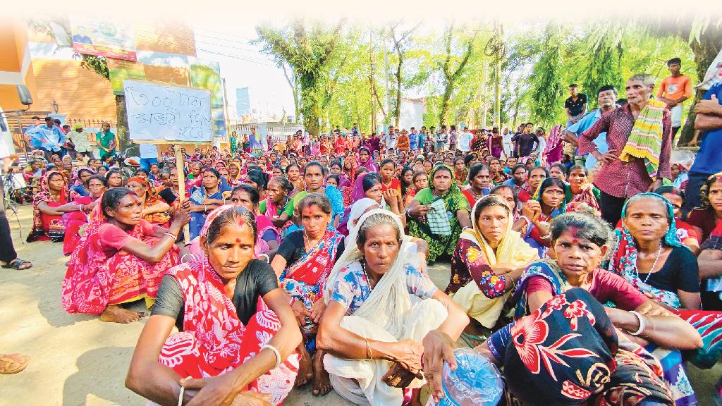 মজুরি বৃদ্ধির দাবিতে অষ্টম দিনের মতো কর্মবিরতিতে চা-শ্রমিকেরা