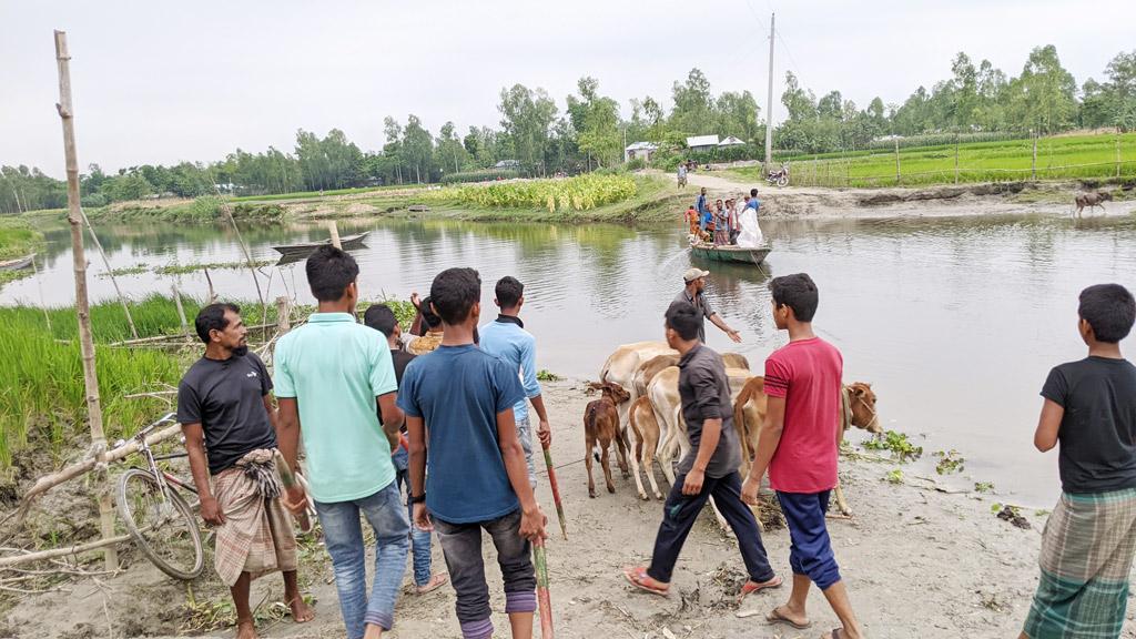 সাঁকো ভেসে গেছে, দড়ি টেনে নৌকায় পারাপার