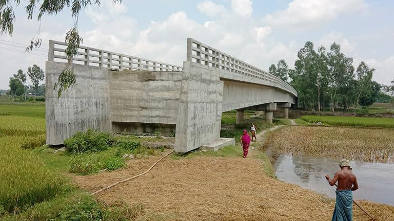 সড়কহীন সেতুর পাড়ে দীর্ঘশ্বাস