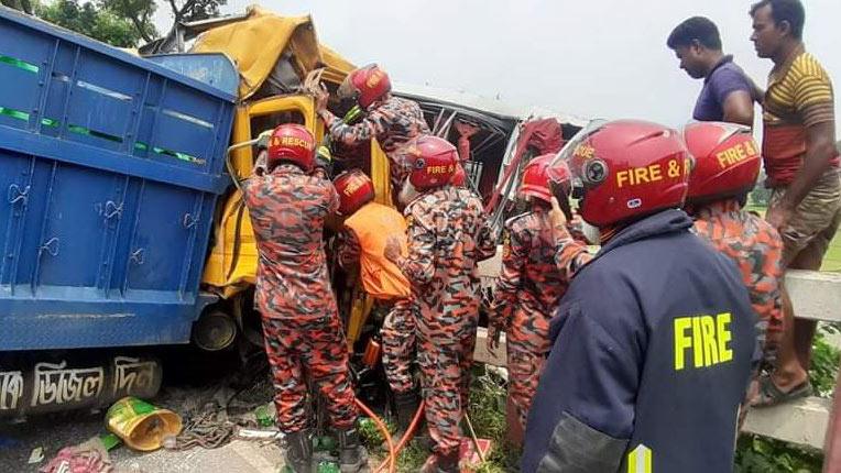 উল্লাপাড়ায় বাস ট্রাক সংঘর্ষে হেলপারের মৃত্যু, আহত ৬