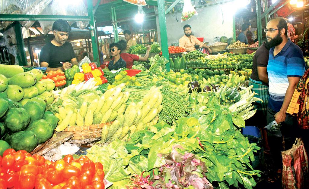 কারওয়ান বাজার পেরোলেই সবজির দাম দ্বিগুণ