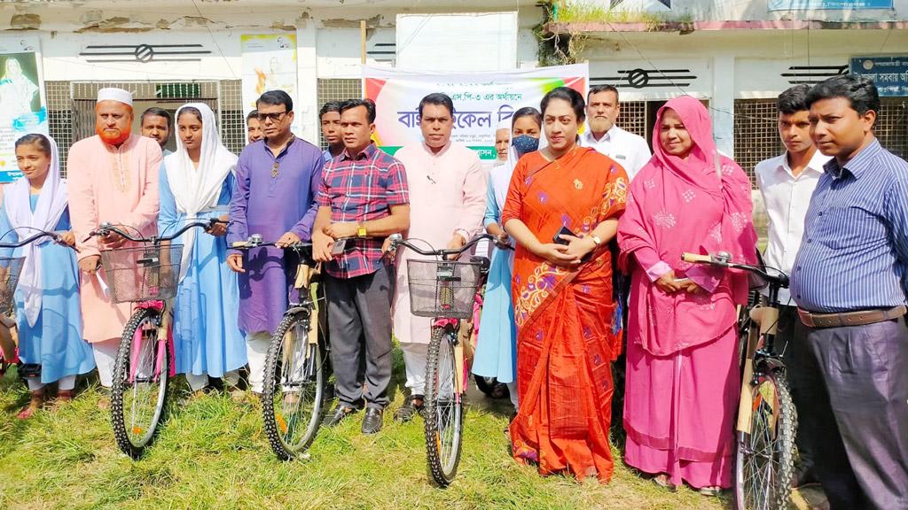 পাকুন্দিয়ায় বাইসাইকেল পেল ৭৪স্কুল শিক্ষার্থী