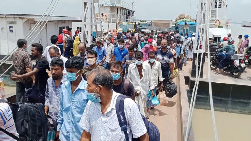 জরুরি কাজের অজুহাতে মানুষ পারাপার হচ্ছেন দৌলতদিয়া-পাটুরিয়া নৌ-পথ