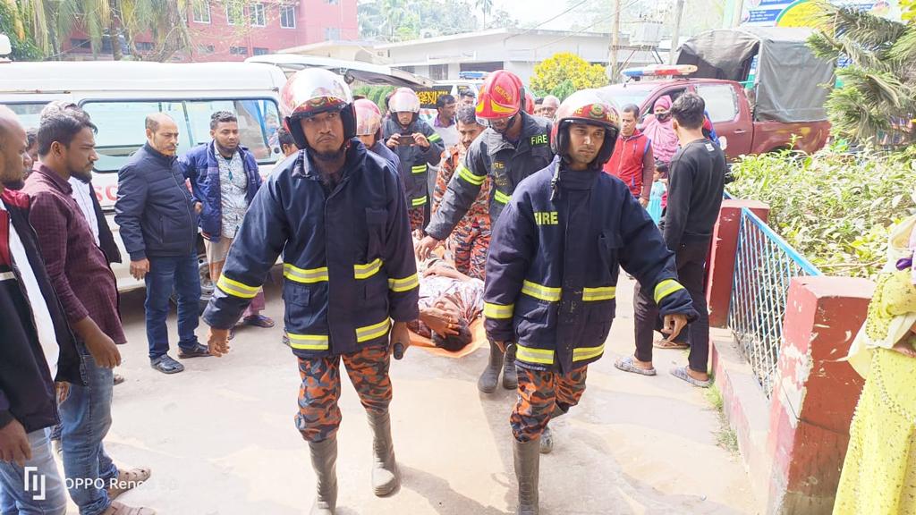 গৌরনদীতে টয়লেটে রেখে যাওয়া বোমা সরাতে গিয়ে পুলিশসহ আহত ৩