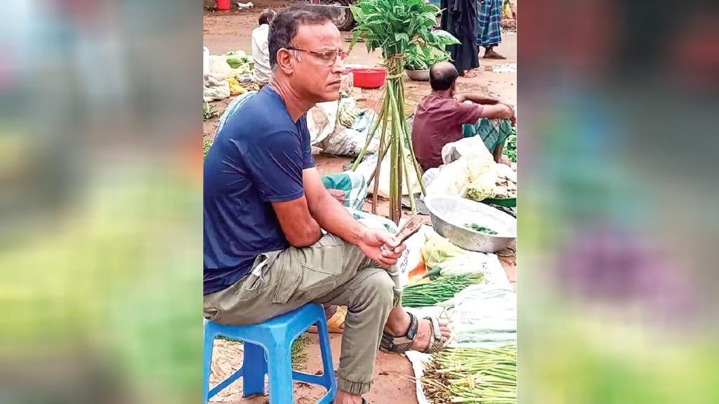 কচুর লতি বিক্রি করছেন শিক্ষক, ছবি ভাইরাল