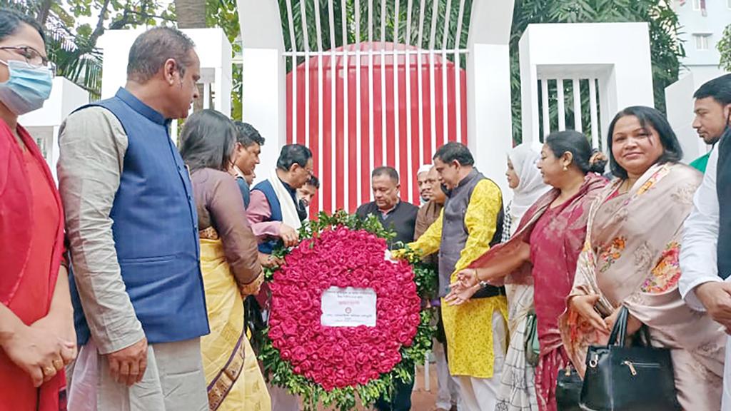 ‘শহীদ মিনারে বারবার খুঁজে পাই প্রতিবাদের ভাষা’