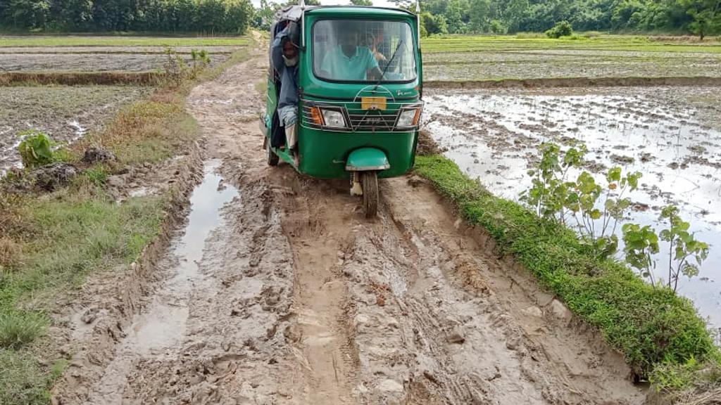 যে রাস্তায় হাঁটাও দায়