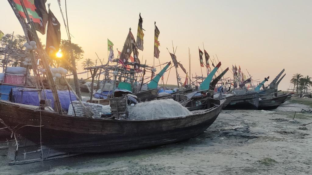 মাঝনদীতে ট্রলারে ডাকাতি, নগদ অর্থসহ স্বর্ণালংকার লুট