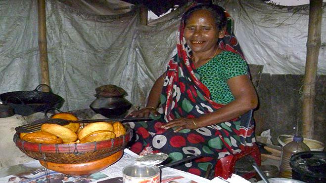 শীতে পিঠা বিক্রি করেই সংসার চলে সাহেরার