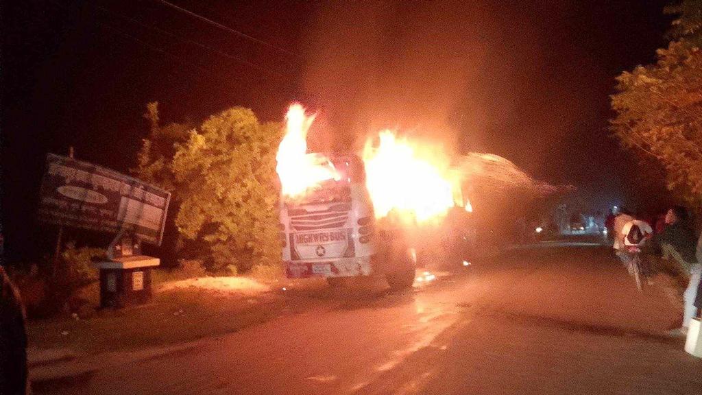 খুলনায় পার্ক করা বাসে আগুন