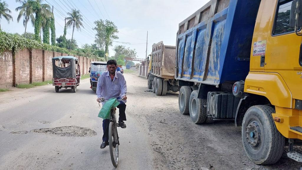 ভারী যানবাহনে কারণে সড়কে অসংখ্য খানাখন্দ, ঘটছে দুর্ঘটনা