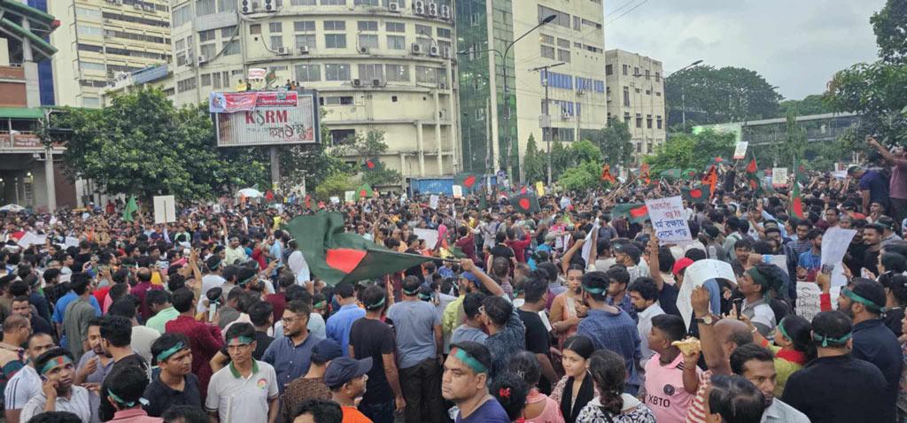 চার দফা দাবিতে শাহবাগ অবরোধ সনাতন ধর্মাবলম্বীদের