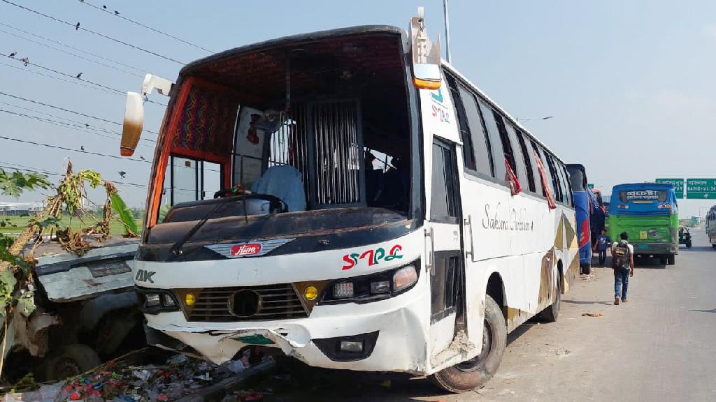 ভাঙ্গায় নিয়ন্ত্রণ হারিয়ে গাছে বাসের ধাক্কা, শিশুসহ নিহত ৪ 