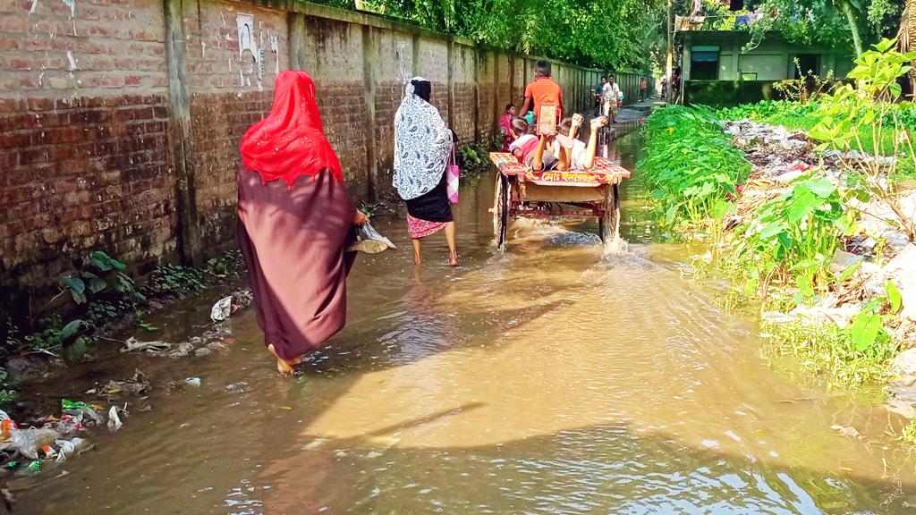 সামান্য বৃষ্টিতেই জলাবদ্ধতা