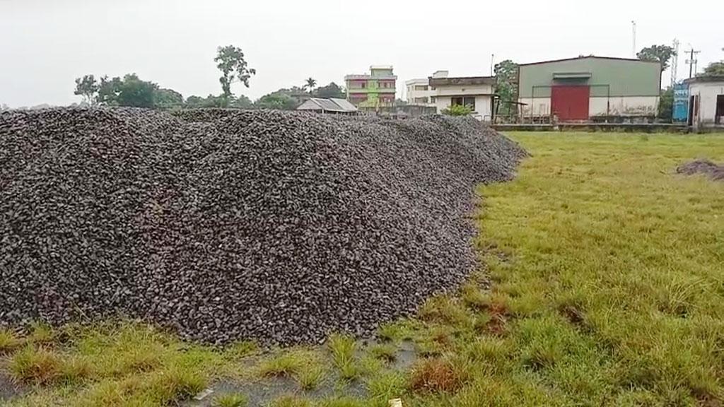 দেড় মাস বন্ধ থাকার পর আখাউড়া স্থলবন্দর দিয়ে আবারও পাথর আমদানি শুরু