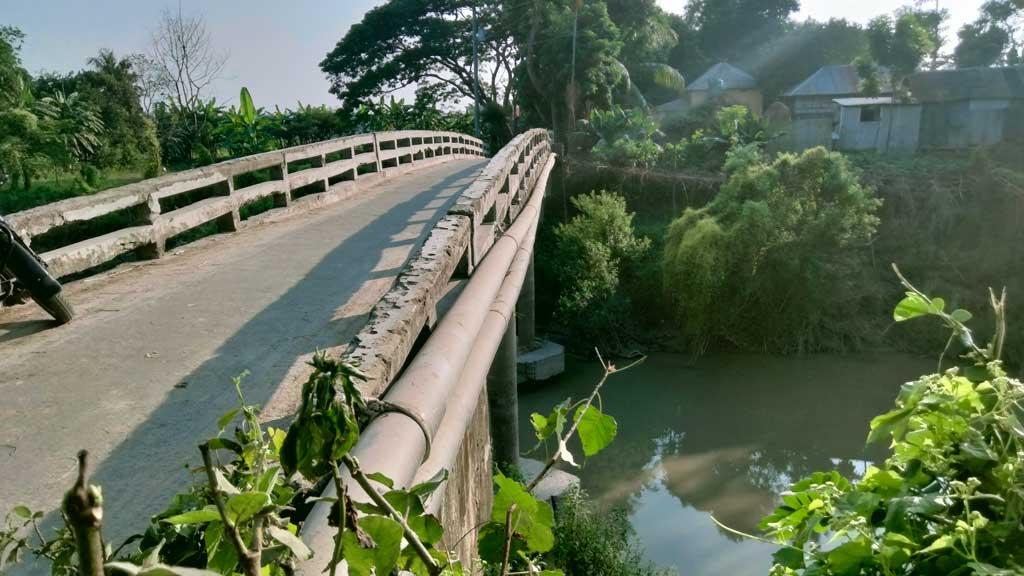 ড্রেজারের পাইপ নিয়ে ভোগান্তি, শঙ্কা