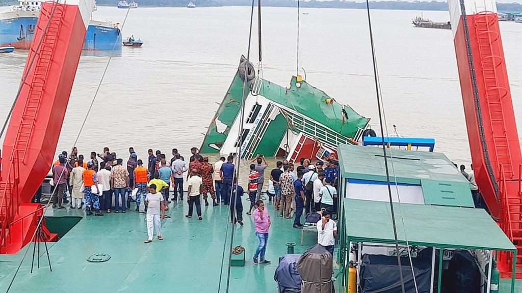 তেলবাহী জাহাজে বিস্ফোরণ: নিখোঁজ সবার লাশ উদ্ধার