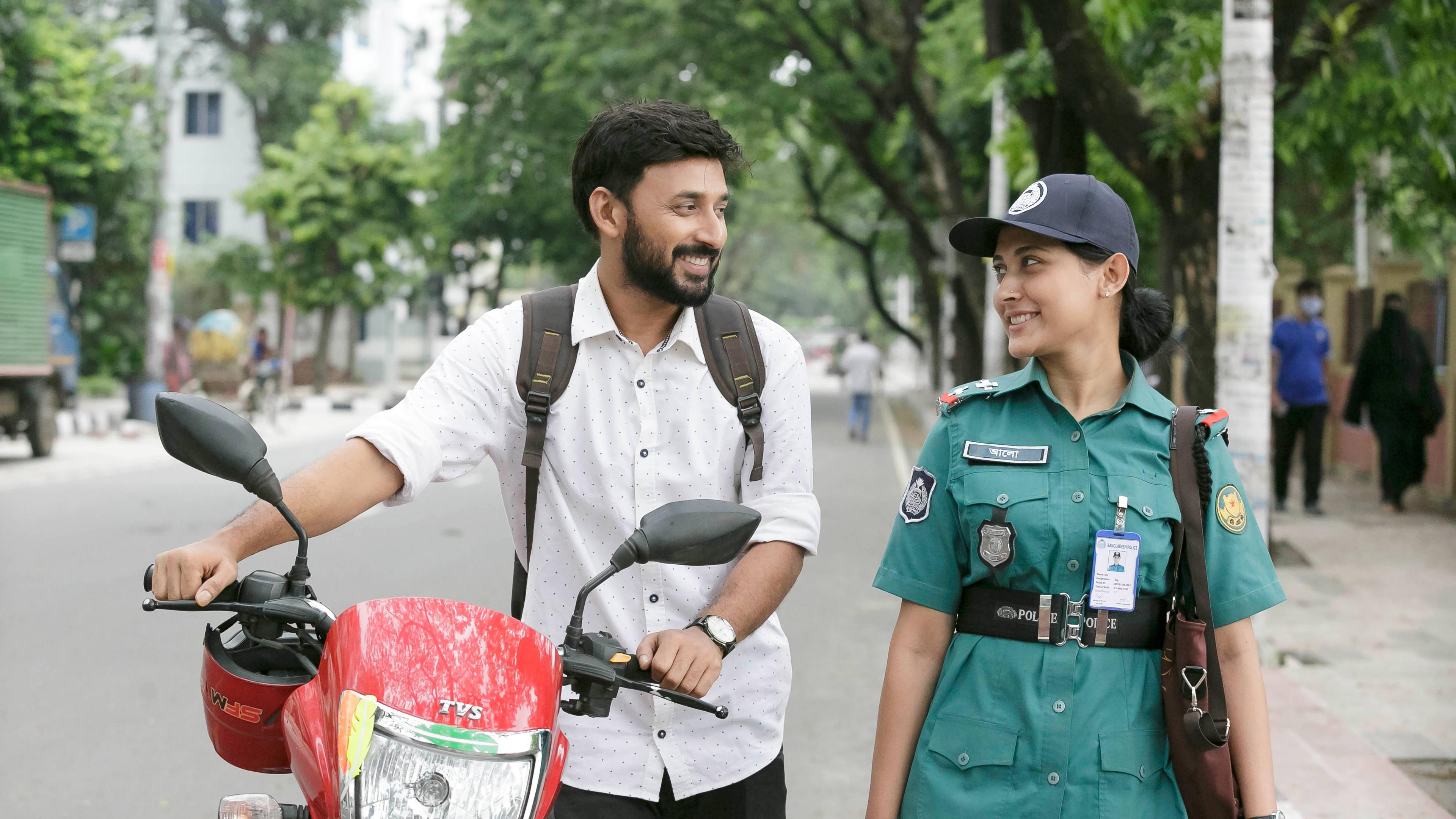 পুলিশের সম্মাননা পেলেন মেহজাবীন-হিমি