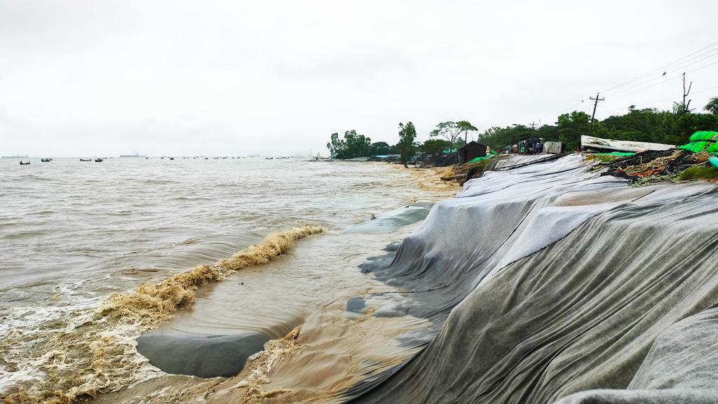 বৃষ্টি ও জোয়ারের তোড়ে আনোয়ারায় বেড়িবাঁধে ভাঙন, আতঙ্কিত উপকূলবাসী