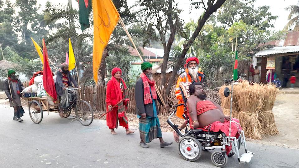 পায়ে হেঁটে চার মাসের চিল্লায় ৭ ‘পাগল’