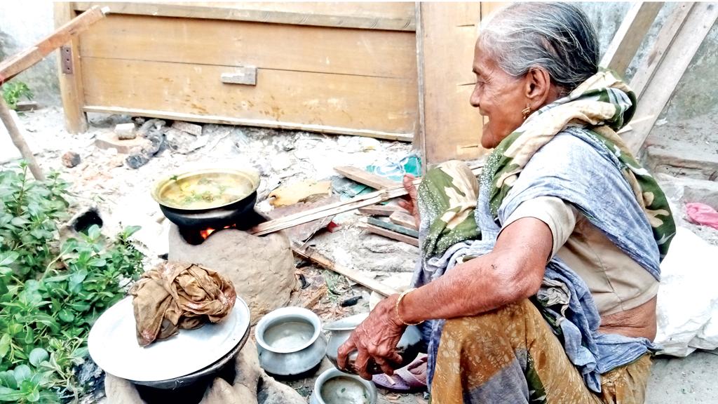 রান্নায় গরিবের ভরসা লাকড়ির চুলা