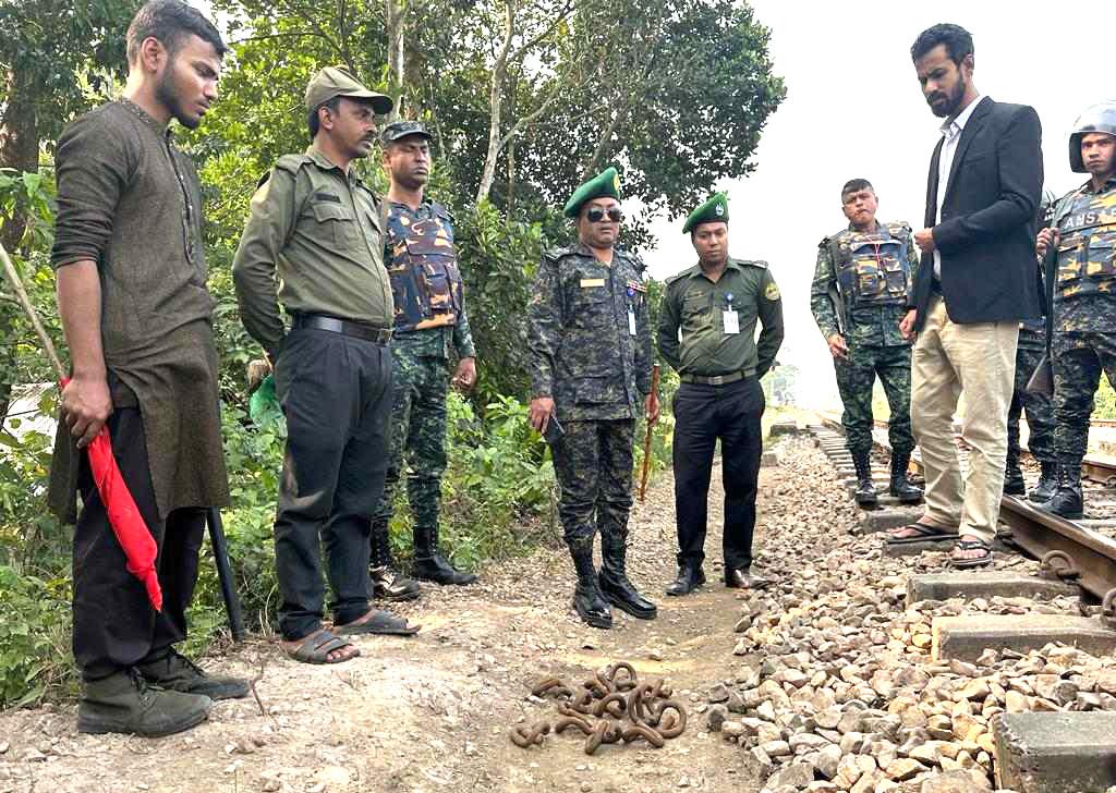 ফেনীতে রেললাইনের ১২ ক্লিপ খুলে নাশকতার চেষ্টা