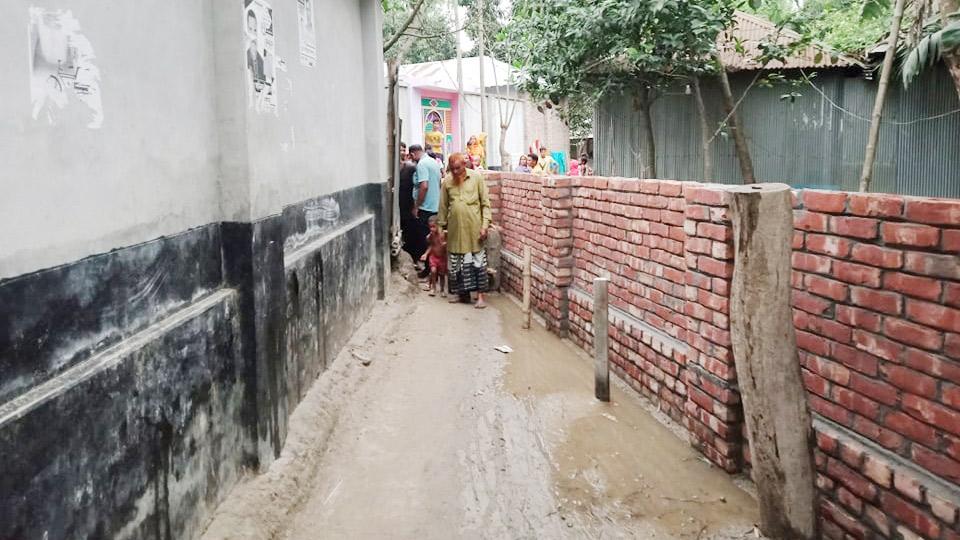 সরকারি রাস্তা দখল করে বাড়ি নির্মাণ, অবরুদ্ধ ৩ গ্রামের মানুষ