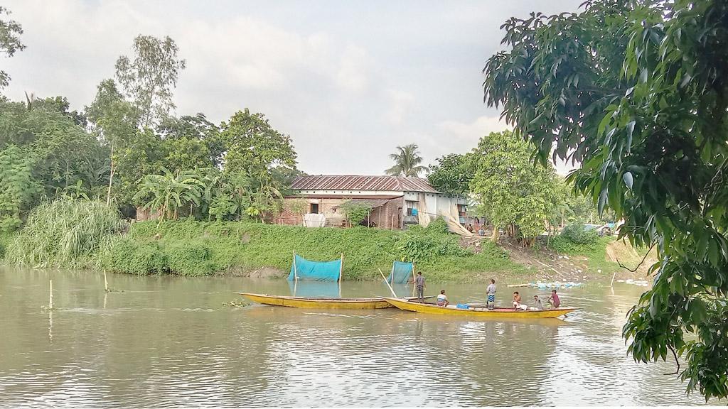 সোঁতি জালে মা মাছ শিকার, ভাঙনের শঙ্কা