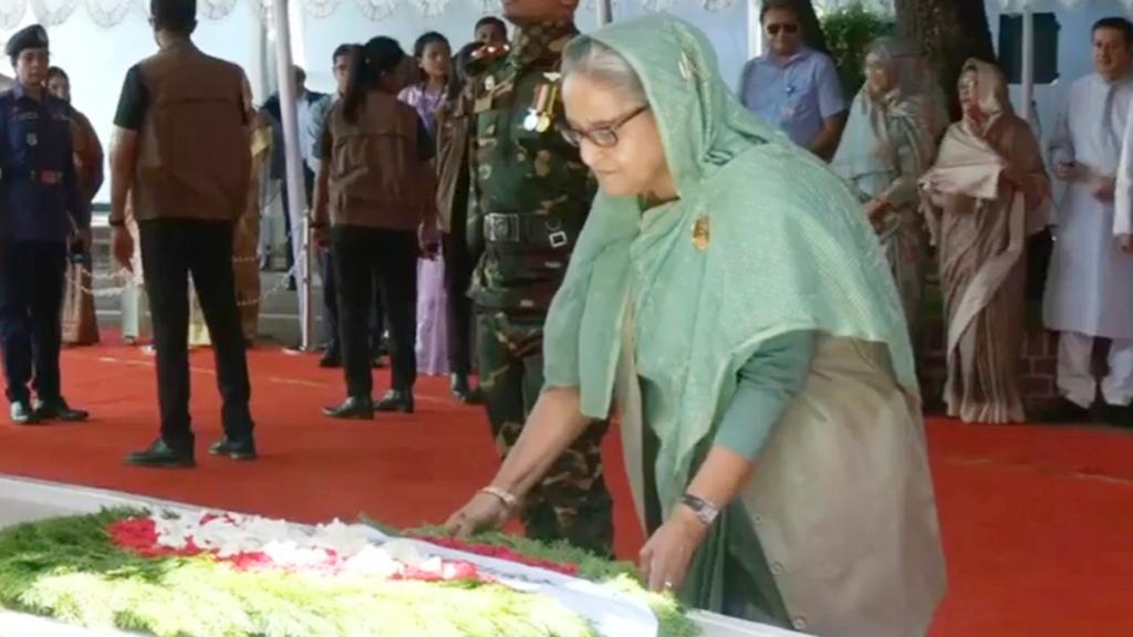 টুঙ্গিপাড়ায় বঙ্গবন্ধুর সমাধিতে প্রধানমন্ত্রীর শ্রদ্ধা