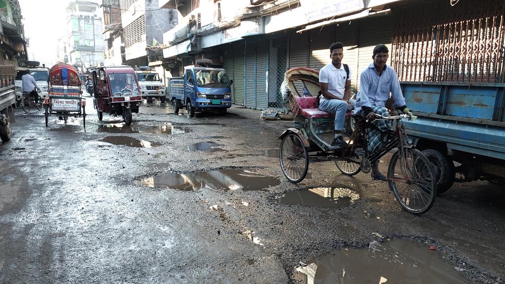 প্রথম শ্রেণির পৌরসভার ৮০ ভাগ সড়কই ভাঙা