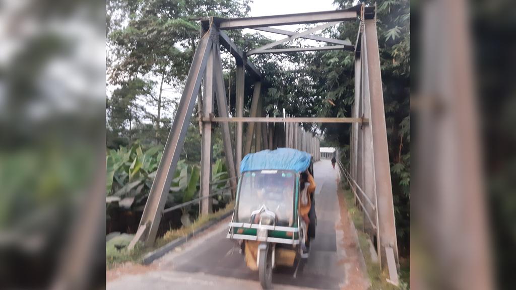 ঝুঁকিপূর্ণ বেইলি ব্রিজে আটকে সেতুর সুফল