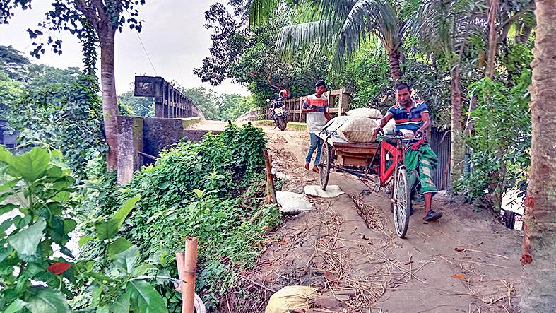 সেতুর সংযোগ সড়কে ধস সংস্কার হয়নি ১০ বছরেও