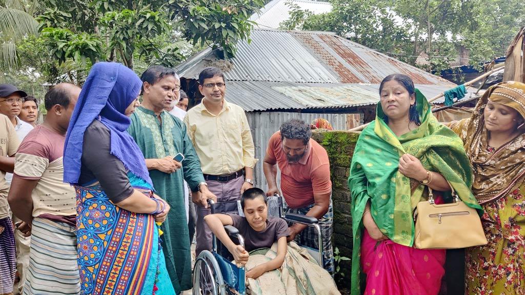 ঝুপড়িঘরেই কেটেছে কৈশোর, ১৫ বছর পর মুক্ত বাতাসে আবেগাপ্লুত আঁখি