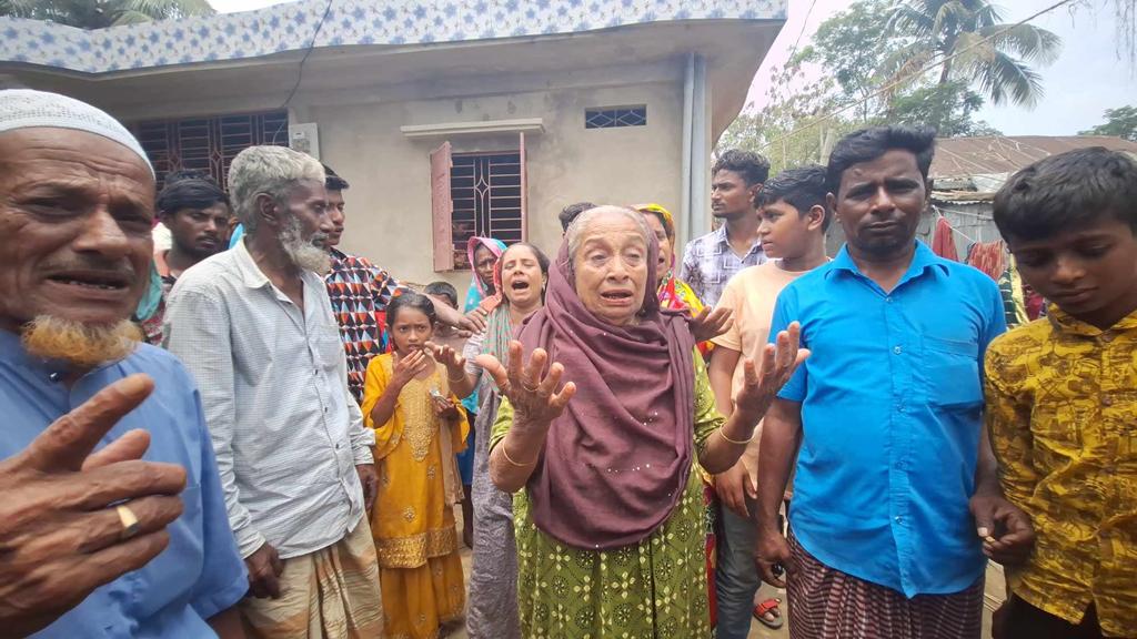 আগুয়া গ্রামে স্বজন হারানোদের আহাজারি