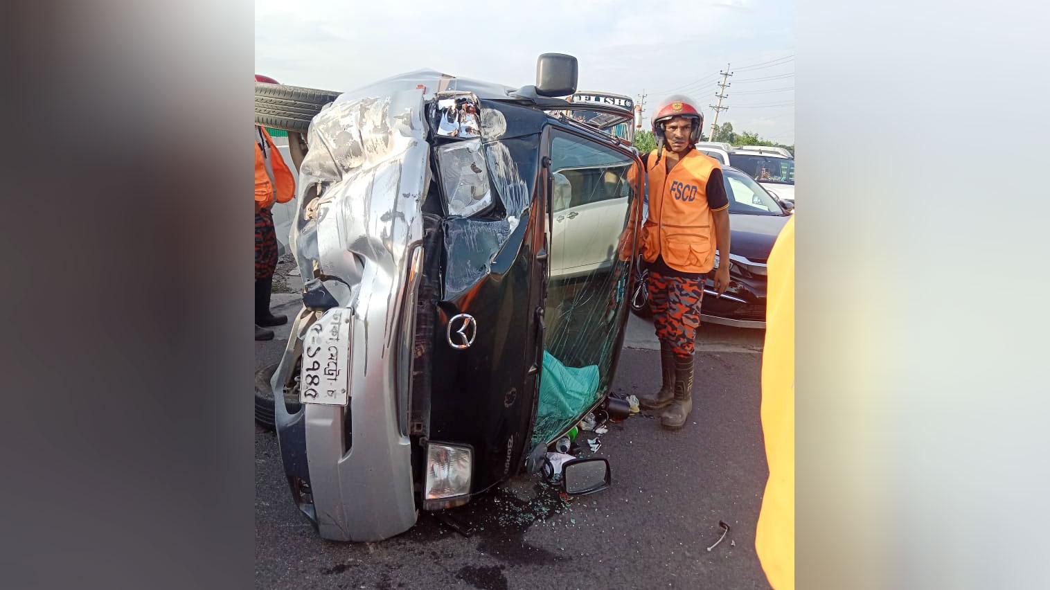 বঙ্গবন্ধু এক্সপ্রেসওয়েতে মাইক্রোবাস উল্টে আহত ৪ 