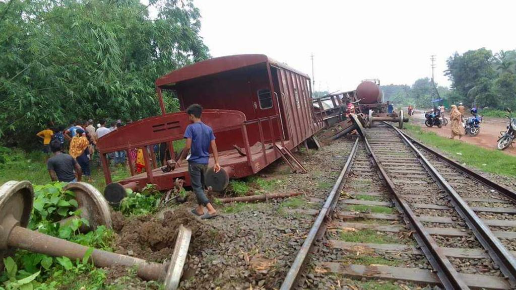 যশোরে তেলের ট্যাংকার লাইনচ্যুত, খুলনার সঙ্গে রেলযোগাযোগ বিচ্ছিন্ন