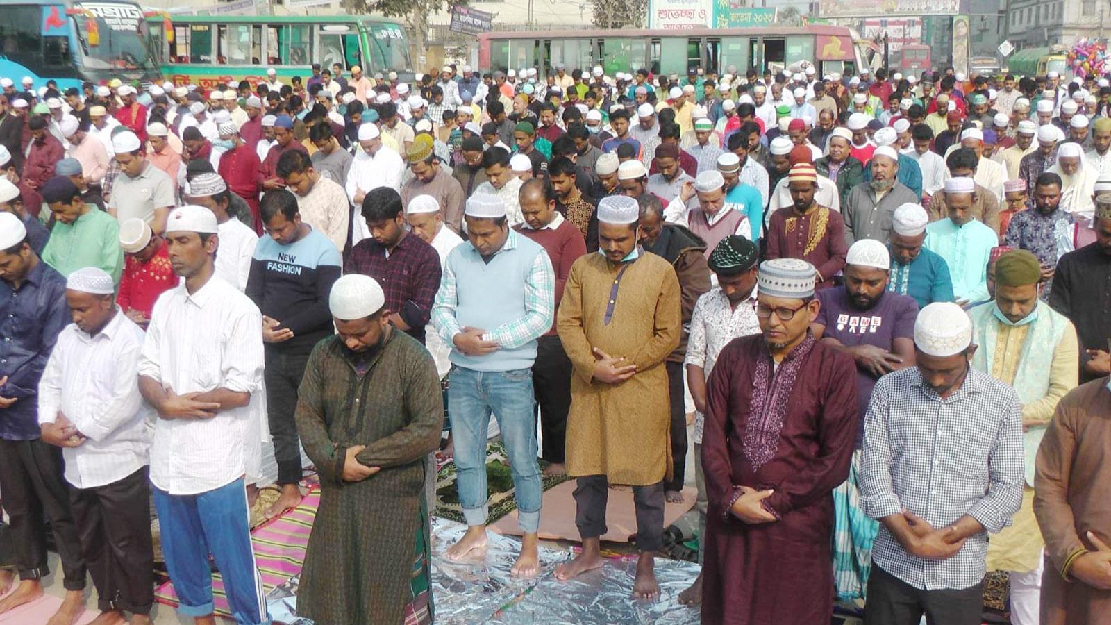 টঙ্গীর তুরাগতীরে জুমার নামাজ আদায় করলেন লাখো মুসল্লি