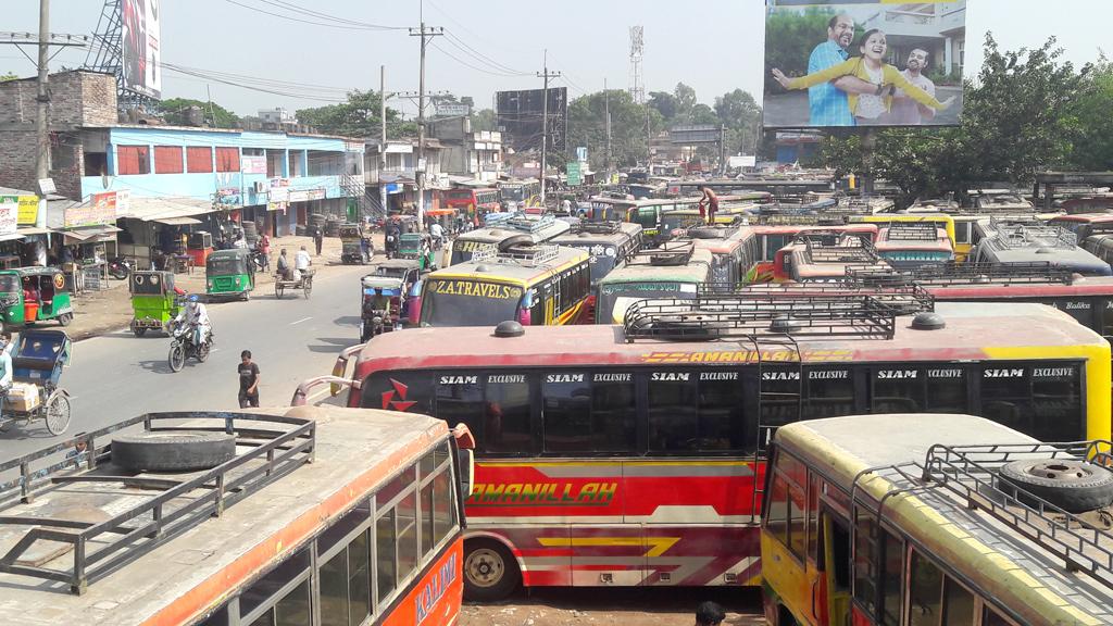 নওগাঁয় বাসশ্রমিক-অটোরিকশাচালকের দ্বন্দ্ব, বাস চলাচল বন্ধ