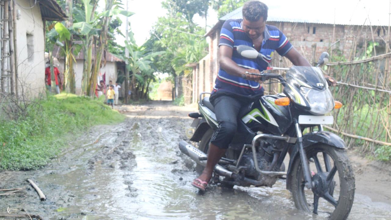 ‘রাস্তাটার জন্য এলাকাত বিয়ার সম্বন্ধ আইসে না’