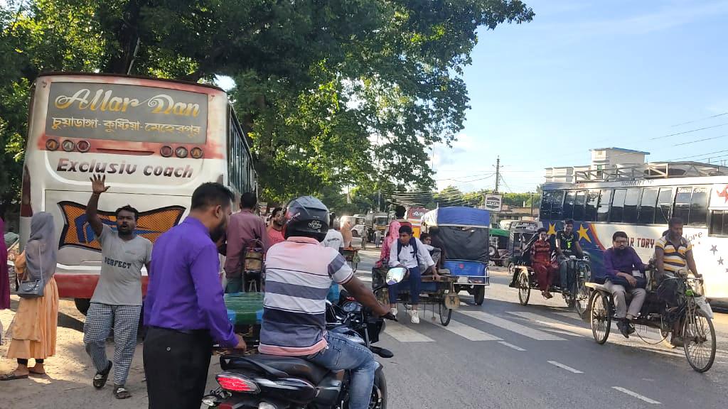 ভাড়া বাড়লেও বাস চলছে কম