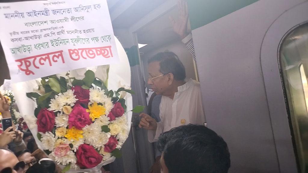 নৌকার মাঝি হয়ে এলাকায় আইনমন্ত্রী, নেতা-কর্মীদের বাঁধভাঙা উল্লাস