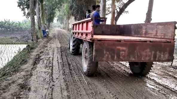 ইটভাটার মাটিতে সড়কে  কাদামাটি, ধুলা-বালি