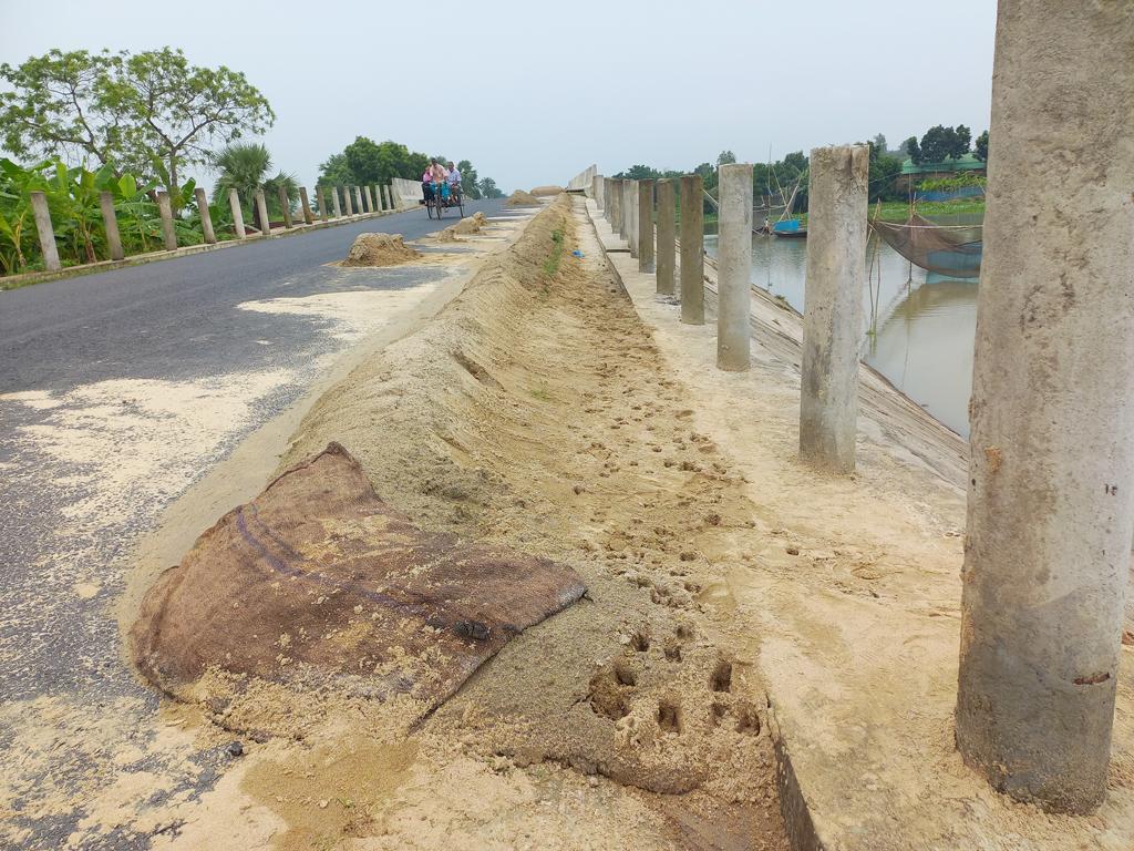 কাজ শেষের আগেই সড়কে ধস