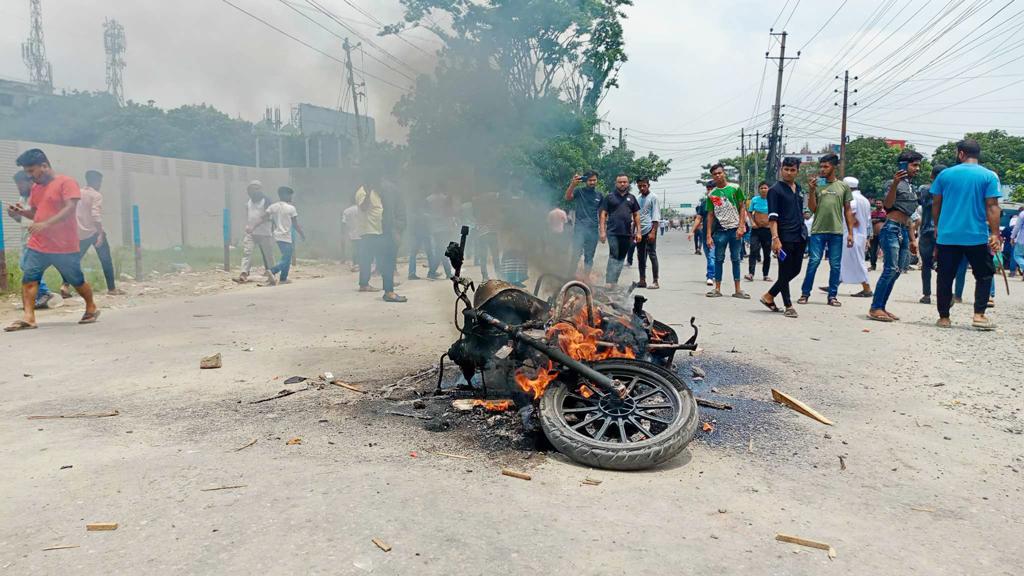 ঢাকা-চট্টগ্রাম মহাসড়ক উত্তাল, ছাত্রলীগের মোটরসাইকেলে আগুন 