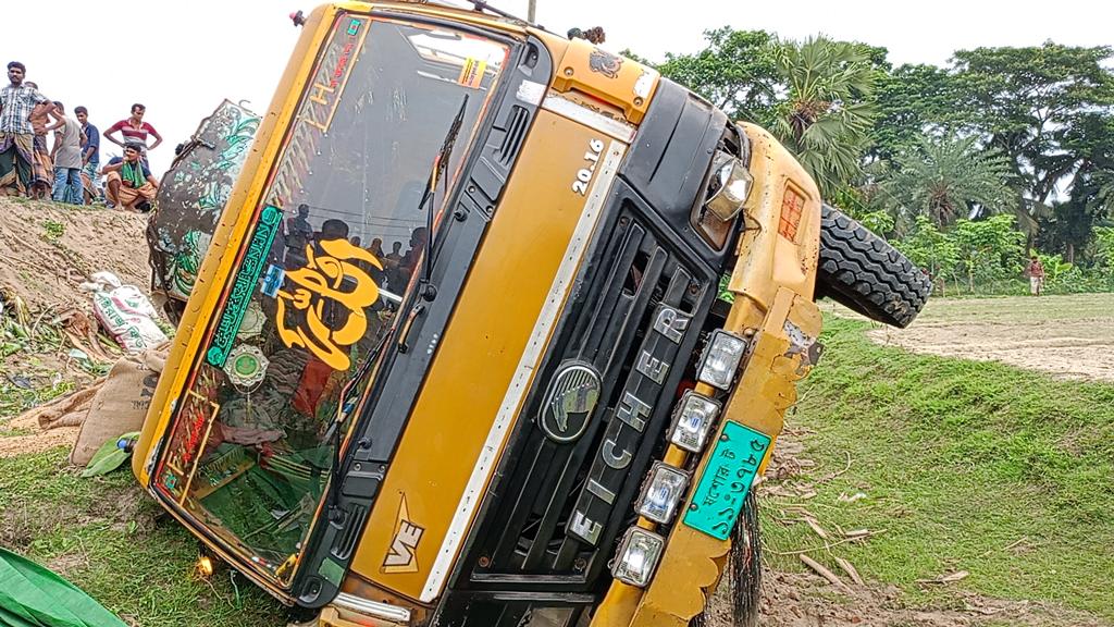 তালায় ট্রাক উল্টে খাদে পড়ে ২ শ্রমিক নিহত, আহত ১১ 