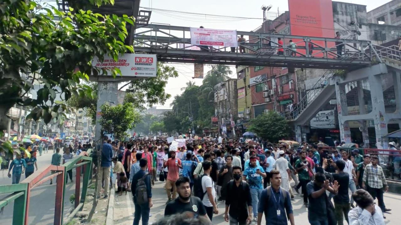 স্বতন্ত্র বিশ্ববিদ্যালয় দাবিতে ৭ কলেজের শিক্ষার্থীদের অবস্থান, যান চলাচল বন্ধ