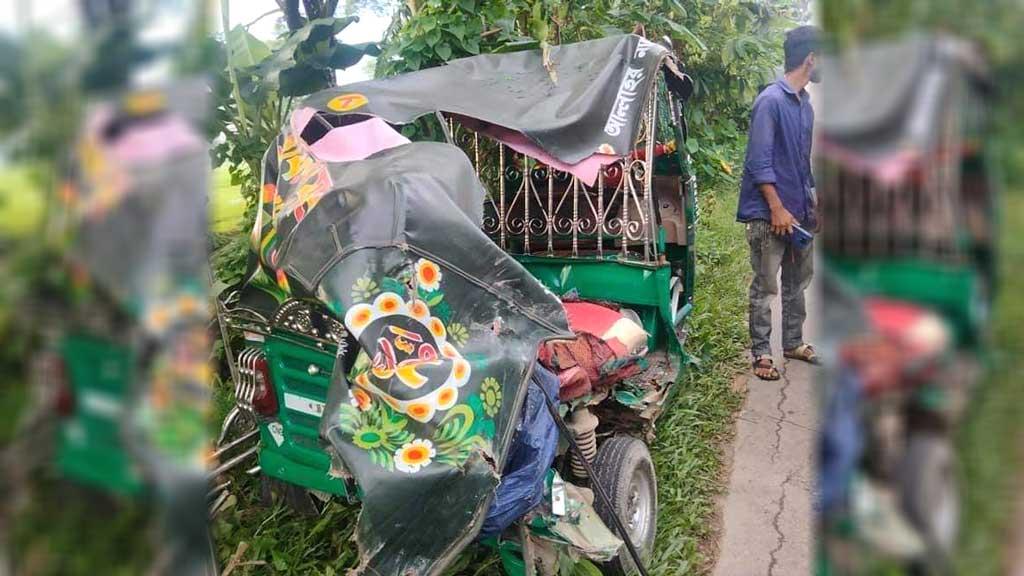 ফেনীতে সড়কে প্রাণ গেল দুজনের