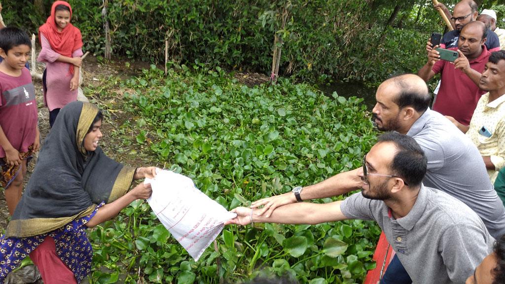 ত্রাণসামগ্রী পেল বন্যাদুর্গত এলাকার ৩০০ পরিবার